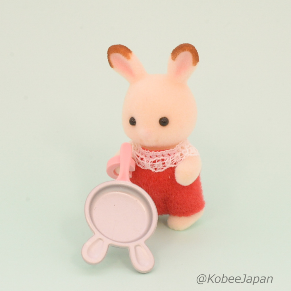 Serie de Camping para Bebés Conejo de Chocolate Bebé con Sartén Sylvanian Families Calico Critters