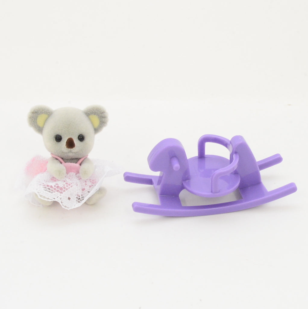 Baby Koala et Ensemble Cheval à Bascule Sylvanian Families Calico Critters