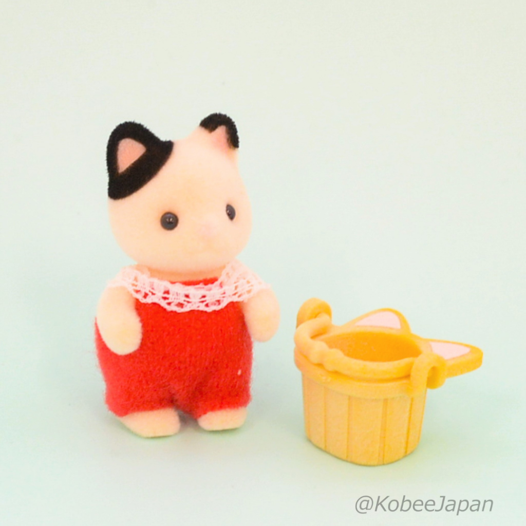 Baby Camping Series Charcoal Cat Baby With Bucket Sylvanian Families Calico Critters