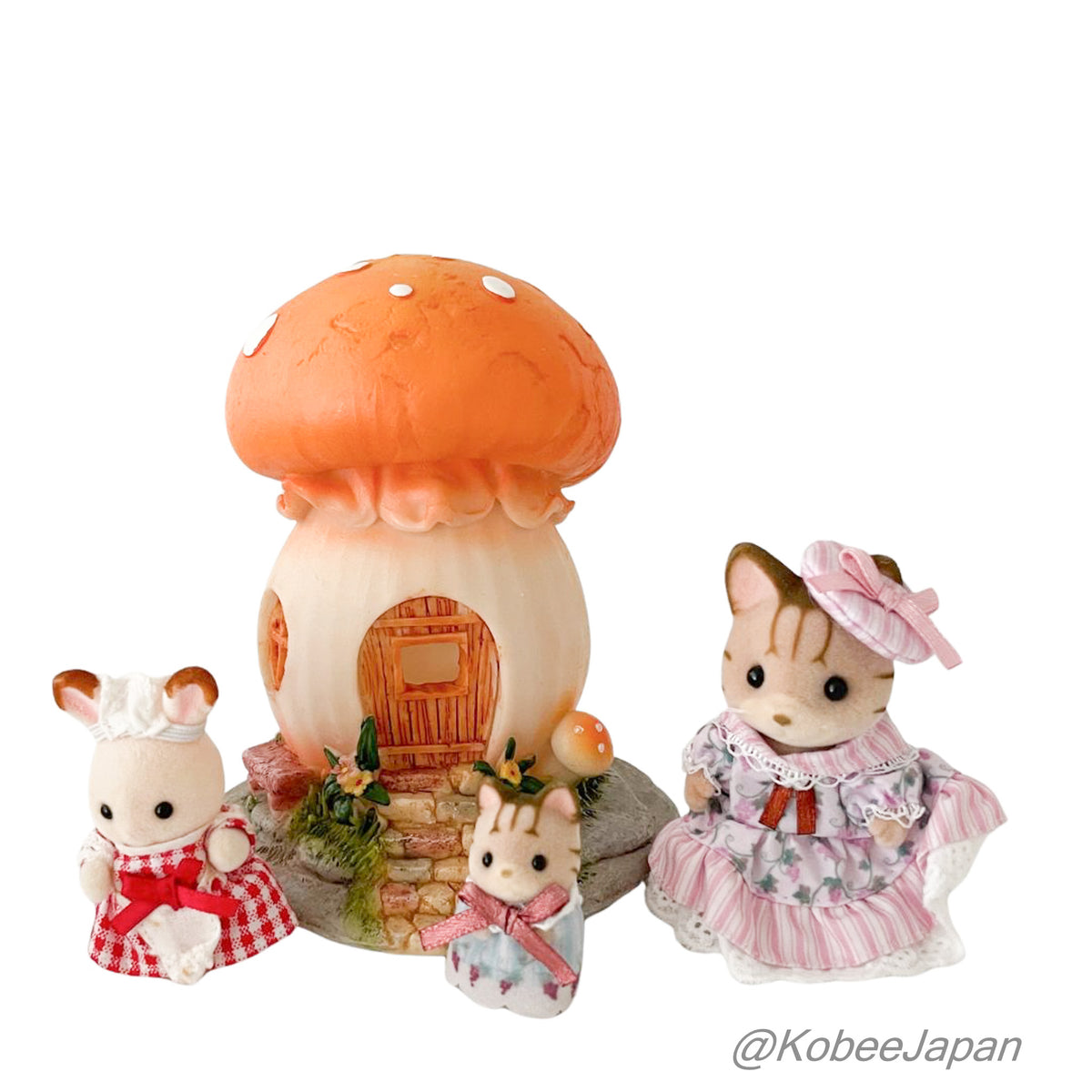 Mushroom House - Round Roof Natural Kitchen
