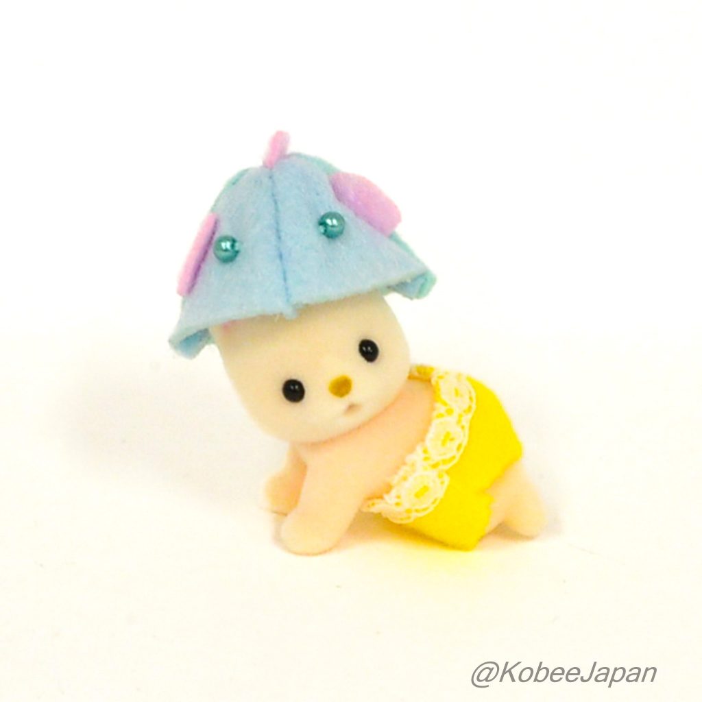 Serie Baby Aqua Parade Gato de Seda Bebé con Sombrero de Pez Azul 2022 Familias Sylvanian Calico Critters