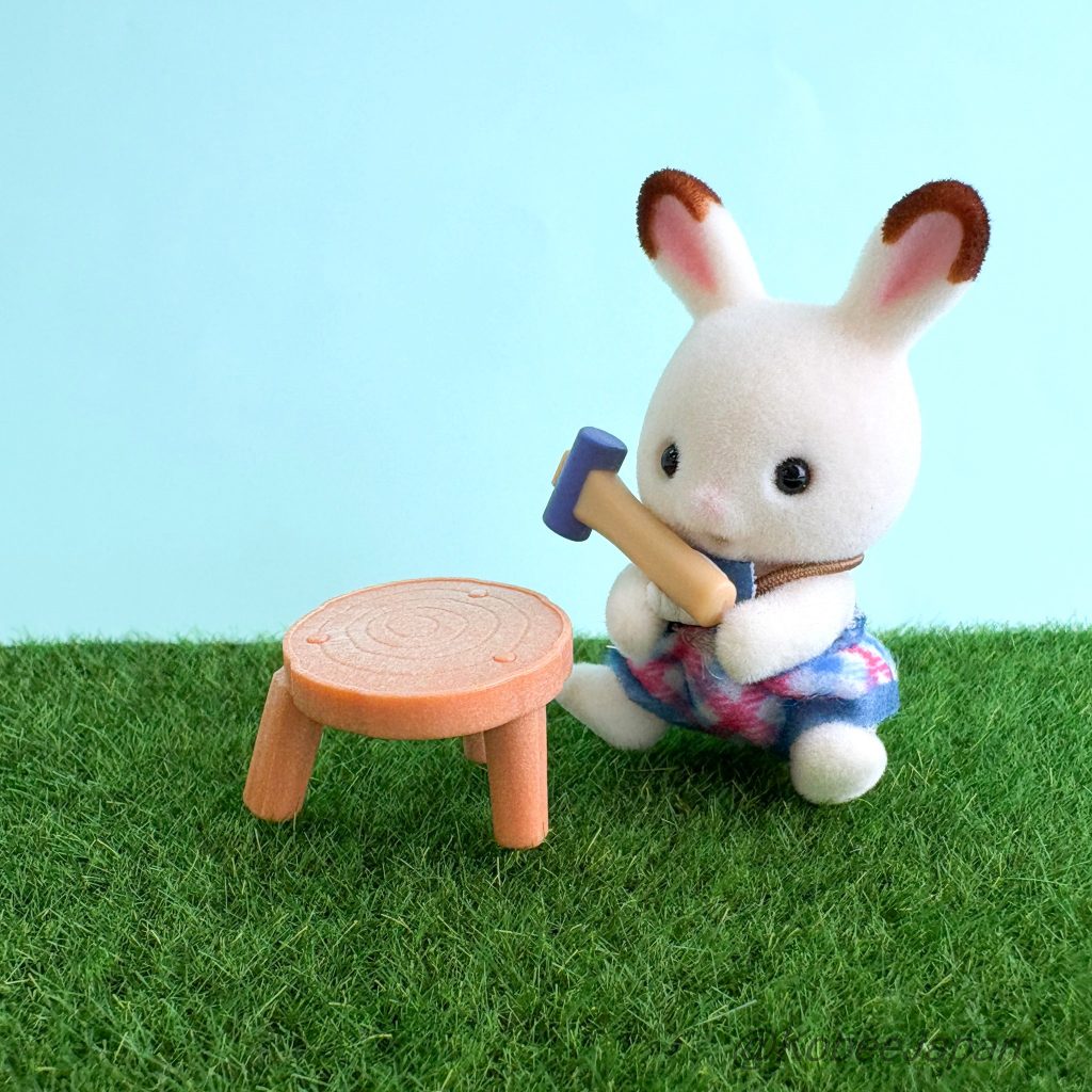Série Amoureux de l'Artisanat Bébé Lapin en Chocolat avec Table 2025 Familles Sylvanian Calico Critters