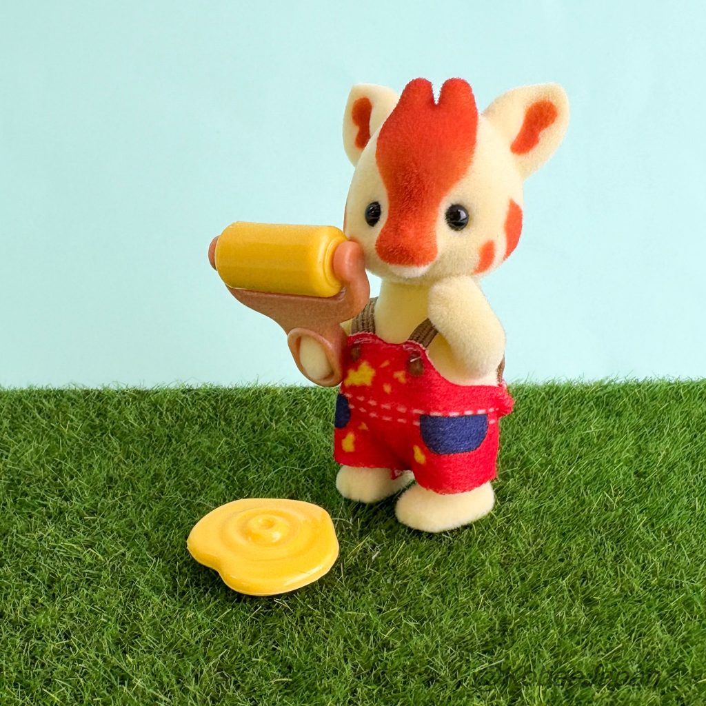 Serie Amantes de las Manualidades para Bebés Jirafa Bebé con Rodillo de Pintura 2025 Familias Sylvanian Calico Critters