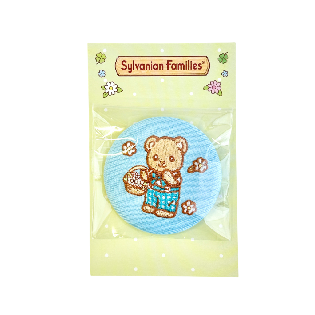 Badge épinglette brodé 40e anniversaire Biscuit Bear Boy 2025 Sylvanian Families Calico Critters