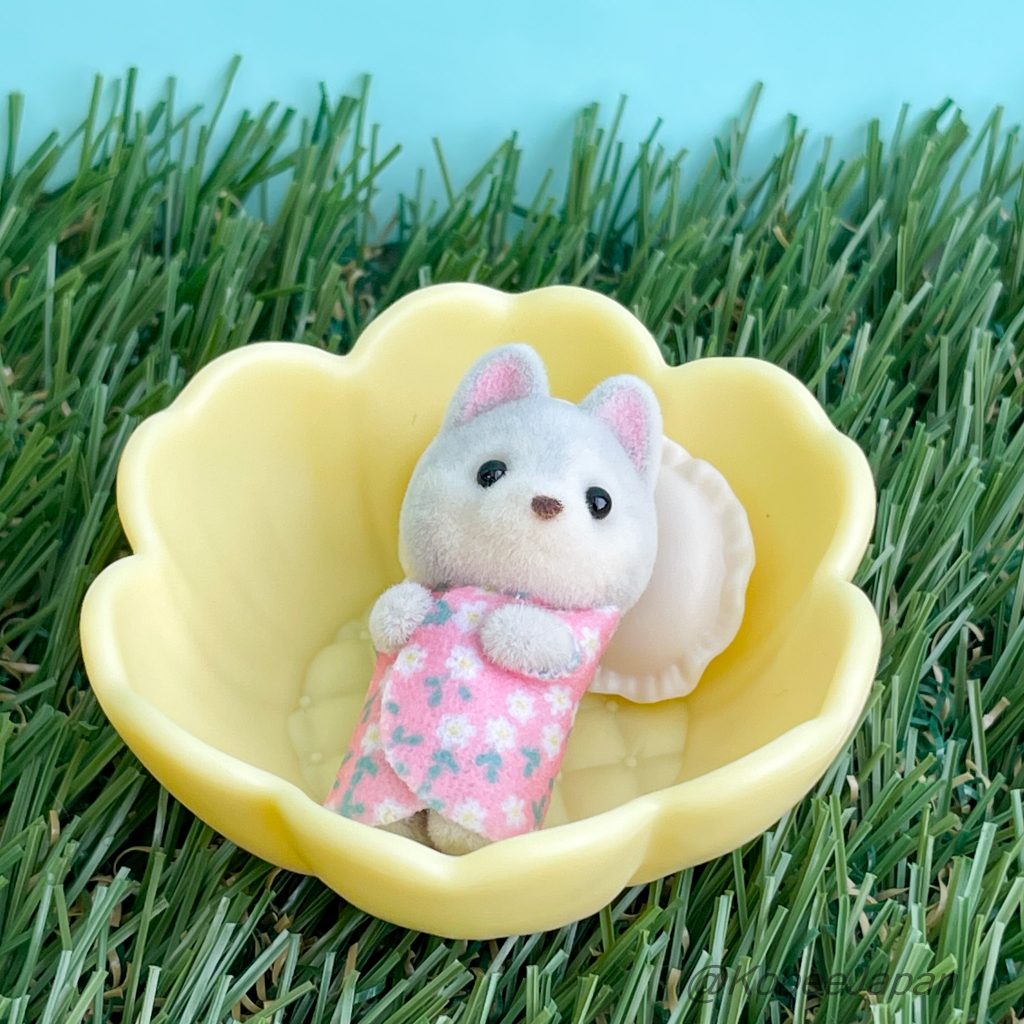 Baby and Flower Bed Set Husky Small Baby 2025 Sylvanian Families Calico Critters