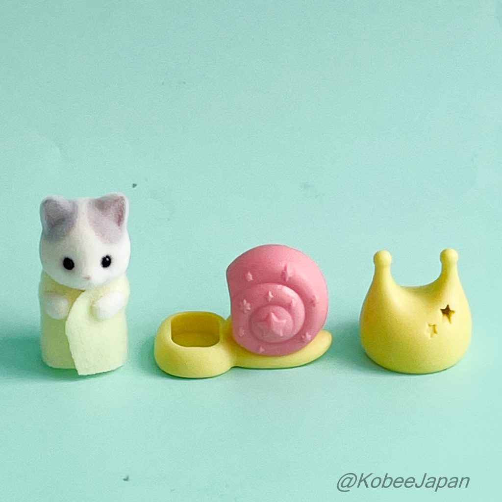 Serie Amigos del Bosque Encantado Gato Latte Bebé Pequeño con Disfraz de Caracol 2025 Sylvanian Families Calico Critters