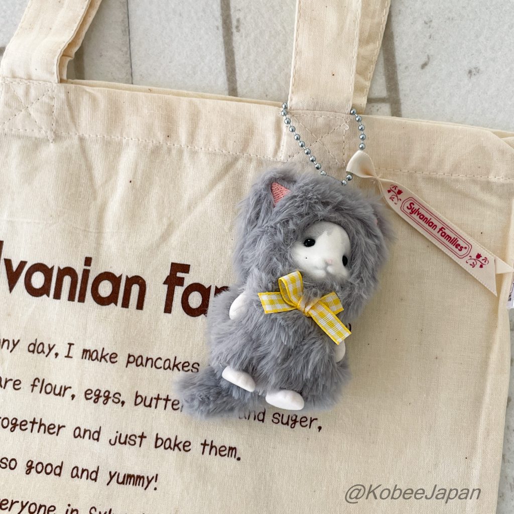arabic
ميدالية مفاتيح بقرني أذن مجعدين على شكل فتاة قطة بزي قطة 2026 KC-05 Sylvanian Families Calico Critters