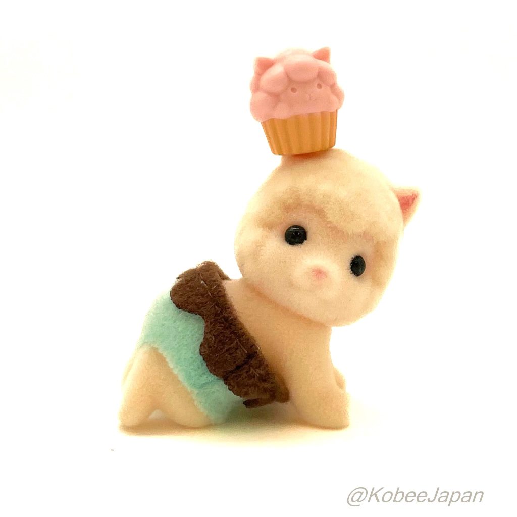 Alpaga bébé de la série Fête du gâteau avec chapeau cupcake 2024 Sylvanian Families Calico Critters