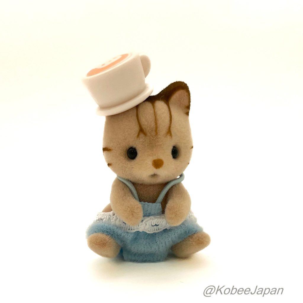 Série Baby Cake Party Chat Rayé Avec Un Chapeau Tasse 2024 Familles Sylvanian Calico Critters