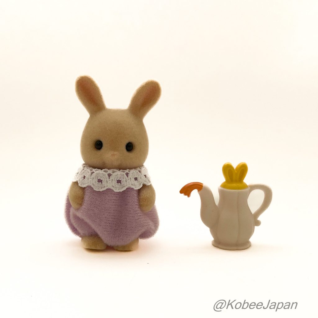 سلسلة حفلة كعكة الأطفال: أرنب الحليب بقبعة على شكل قدر 2024 Sylvanian Families Calico Critters