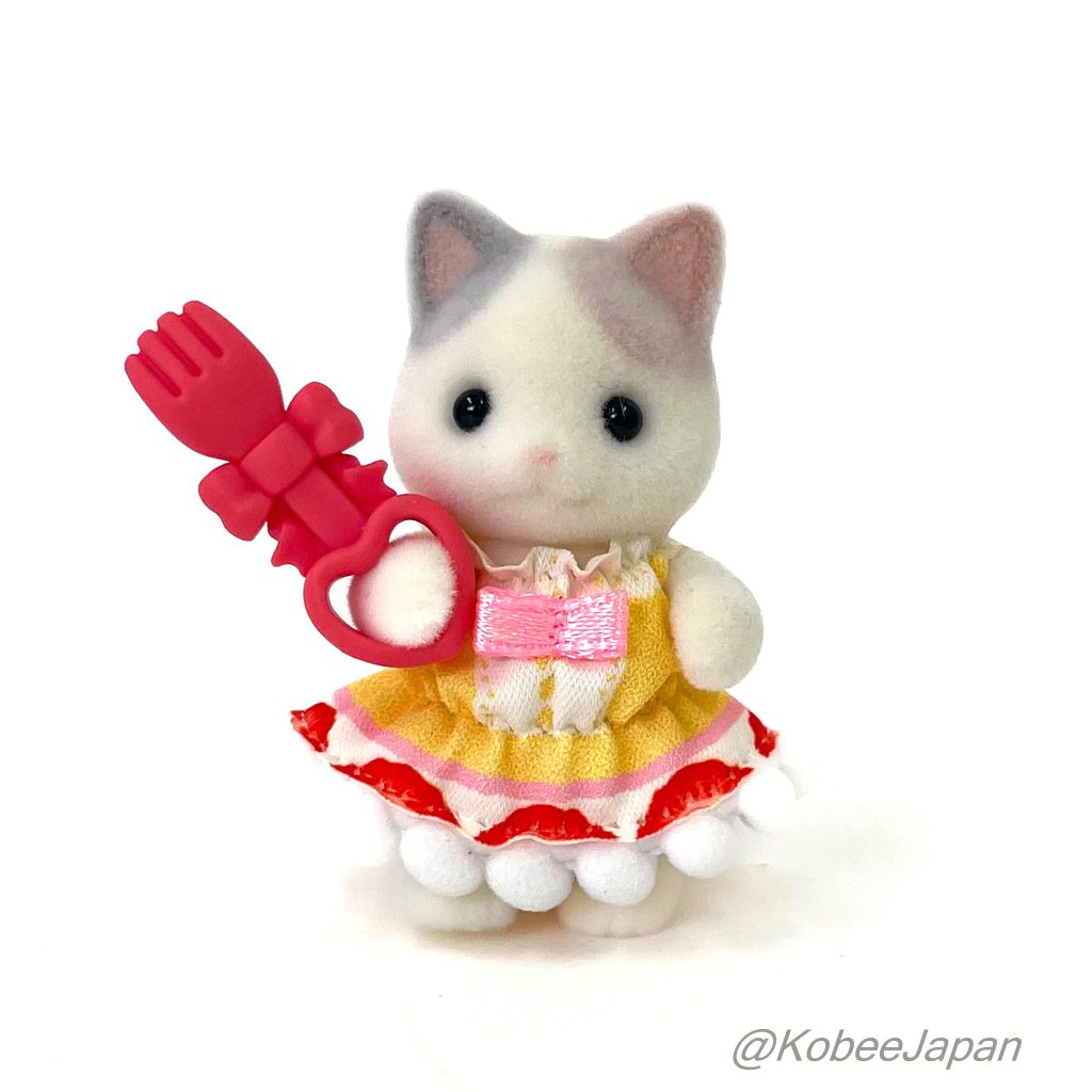 سلسلة حفلة الكعك للأطفال: قط لاتيه مع شوكة 2024 Sylvanian Families Calico Critters