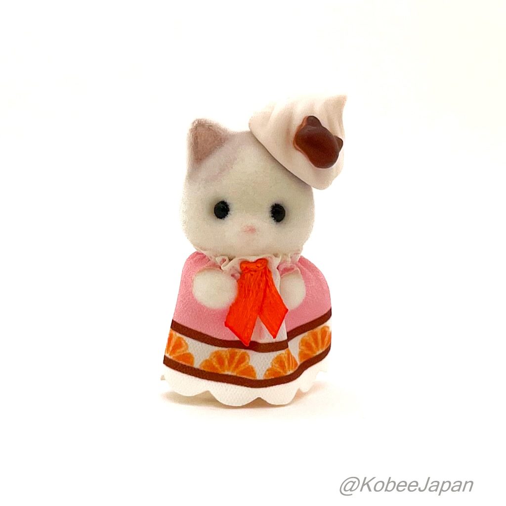 سلسلة حفلة الكعك للأطفال: قطة لاتيه الصغيرة مع قبعة كريمية 2024 Sylvanian Families Calico Critters