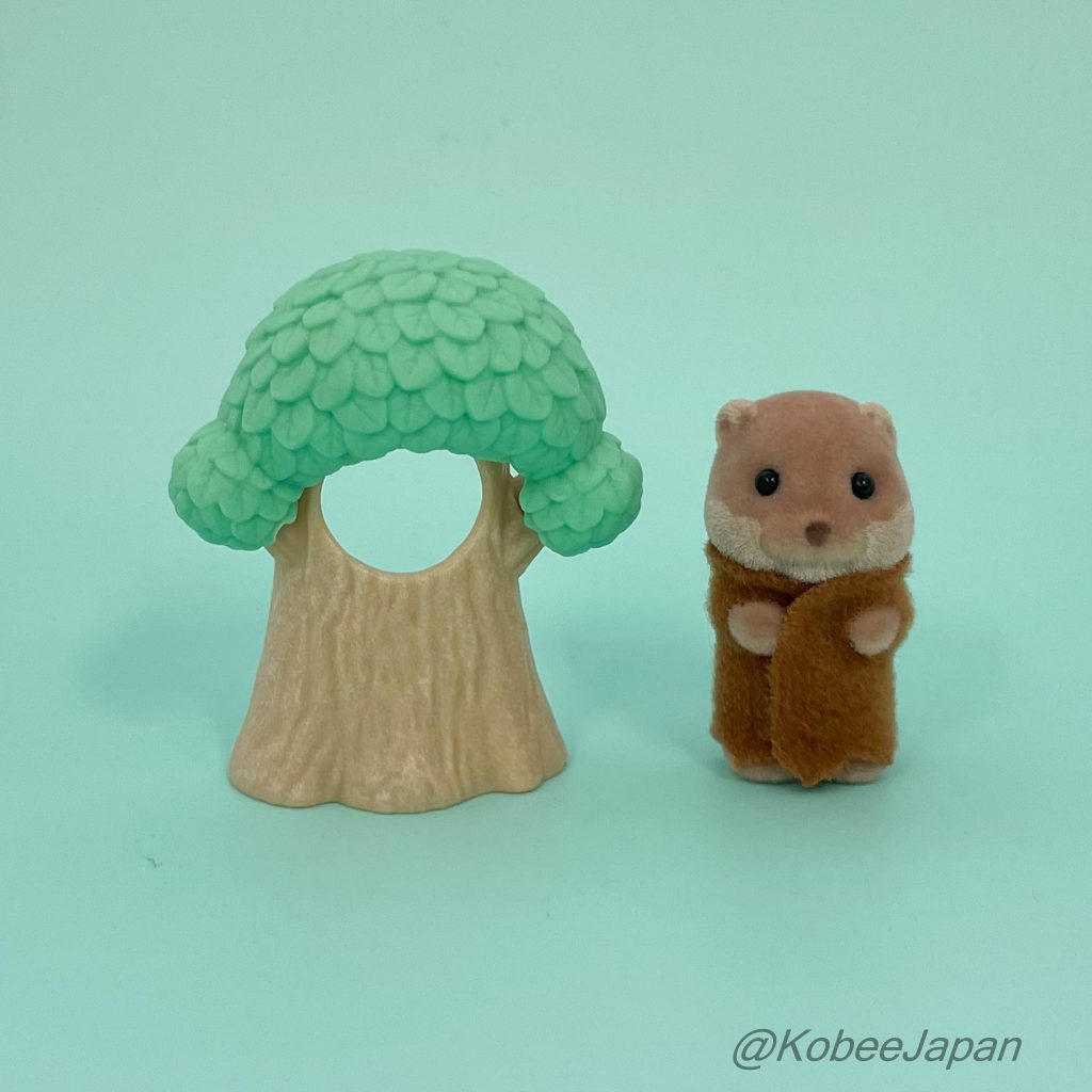 سلسلة أصدقاء حديقة الزهور: قضاعة صغيرة بورقة وجذع 2024 من Sylvanian Families Calico Critters