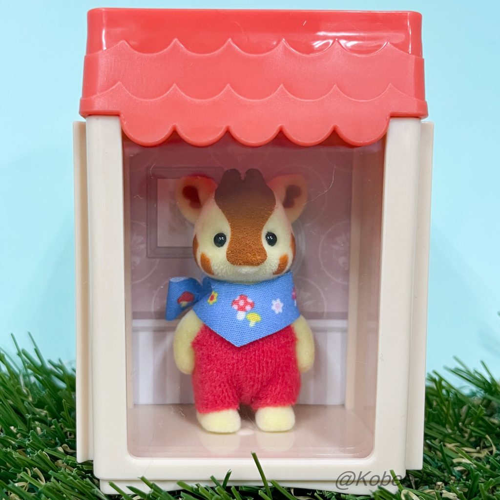 Vitrine modulable en forme de maison rouge et beige
