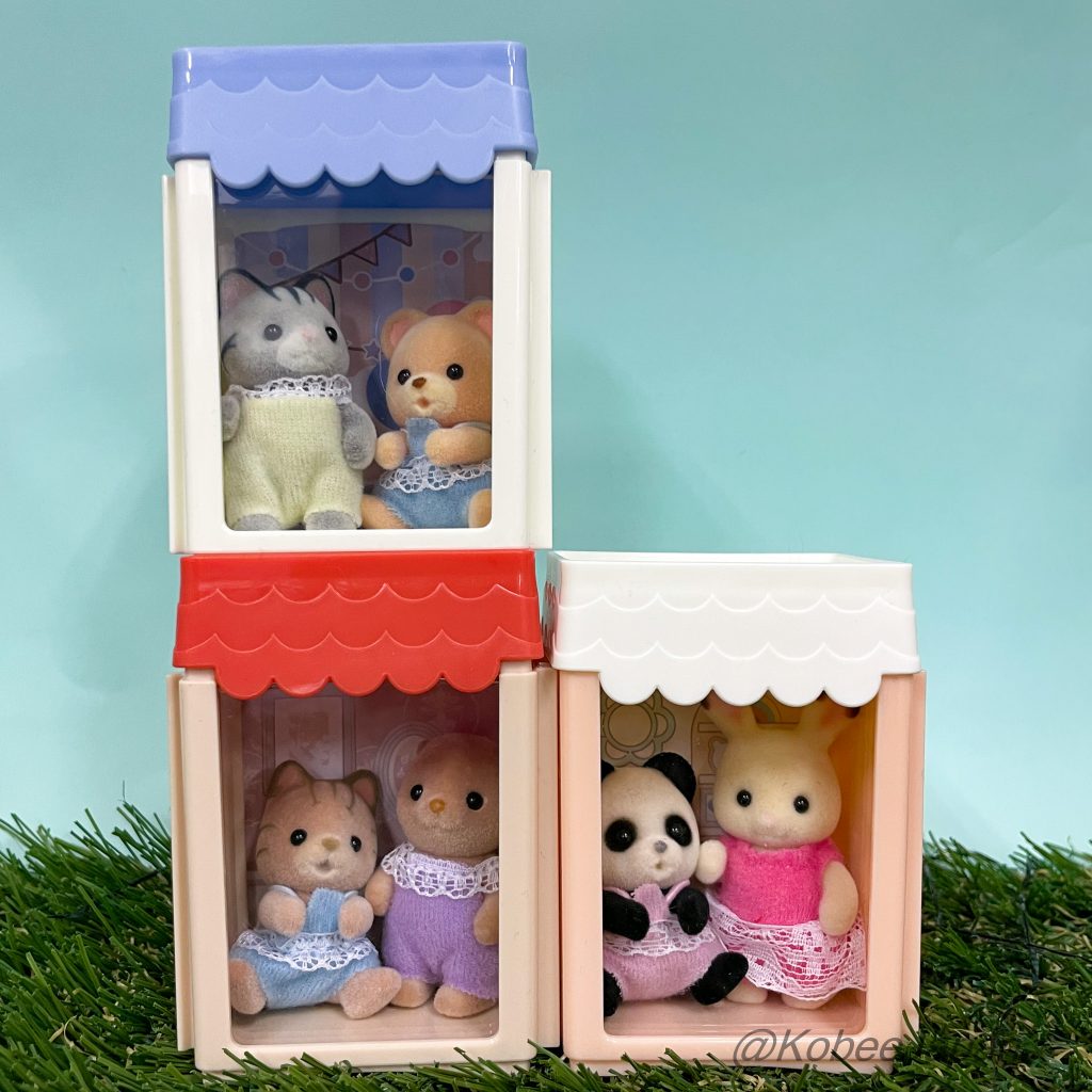 Vitrine modulable en forme de maison blanche et rose