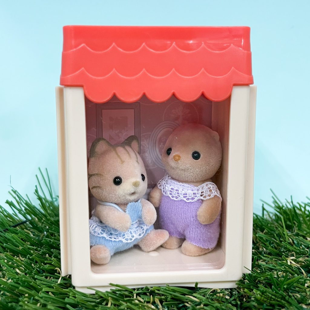 Vitrine modulable en forme de maison rouge et beige