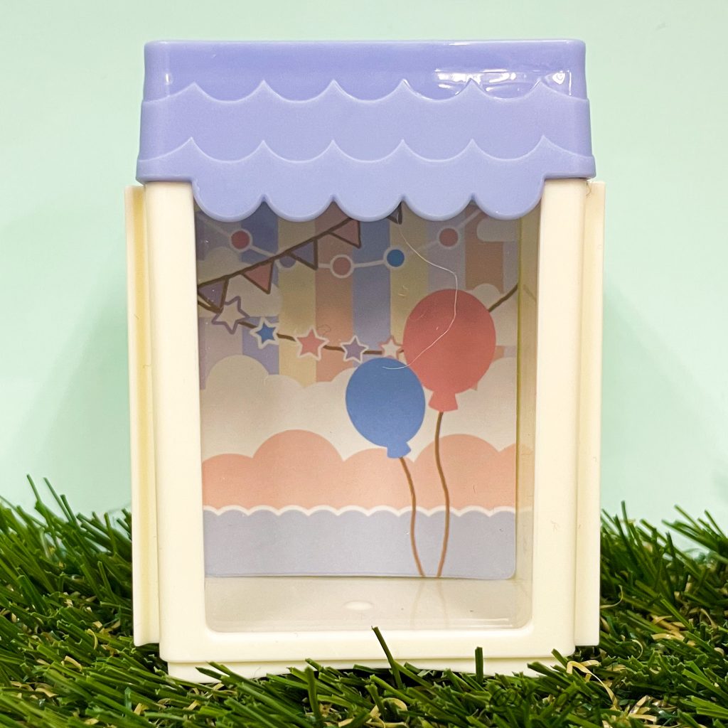 Vitrine modulable en forme de maison bleue et blanche