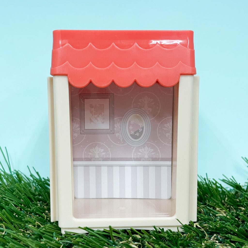 Vitrine modulable en forme de maison rouge et beige