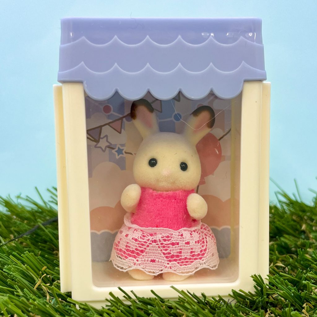 Vitrina conectable en forma de casa azul y blanca