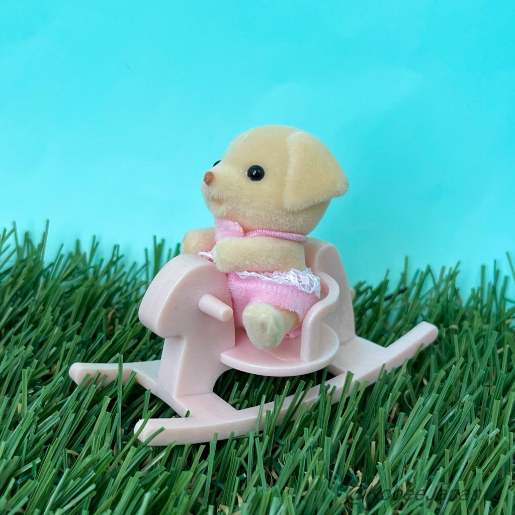 Bebé y Caballito de Madera Serie 2 Labrador Familias Sylvanian Calico Critters