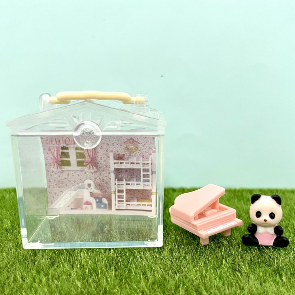 Capsules Jouet Maison de Bébé et Jardin Piano Bébé Panda 2025 Familles Sylvanian Calico Critters