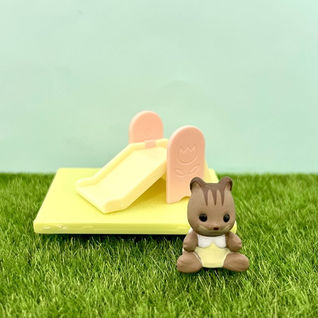 Capsules Jouet Maison de Bébé et Jardin Écureuil Bébé Toboggan 2025 Familles Sylvanian Calico Critters