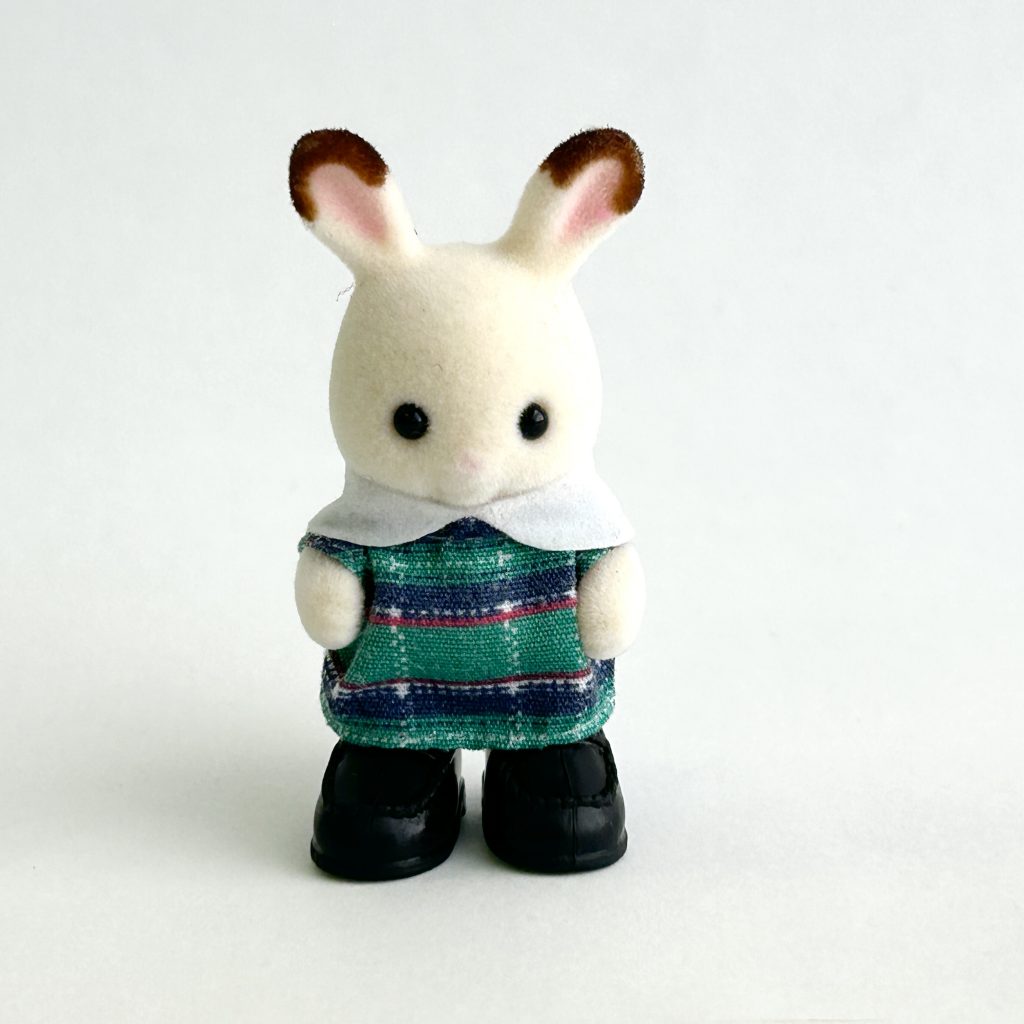 تعليقة مفتاح بتصميم Freya والحرف الأول J - معرض الذكرى الأربعين Sylvanian Families Calico Critters