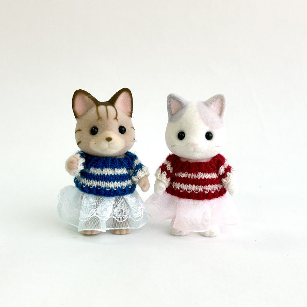 بلوزة وتنورة محبوكتان مخططان مصنوعة يدويًا