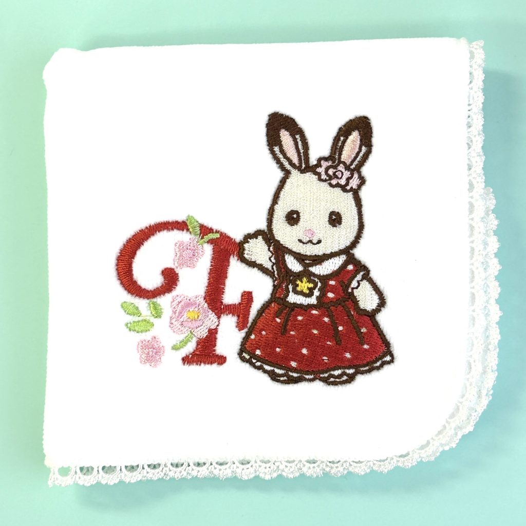 Toalla de Mano Bordada Conejo de Chocolate Freya 40º Aniversario 2025 Sylvanian Families Calico Critters