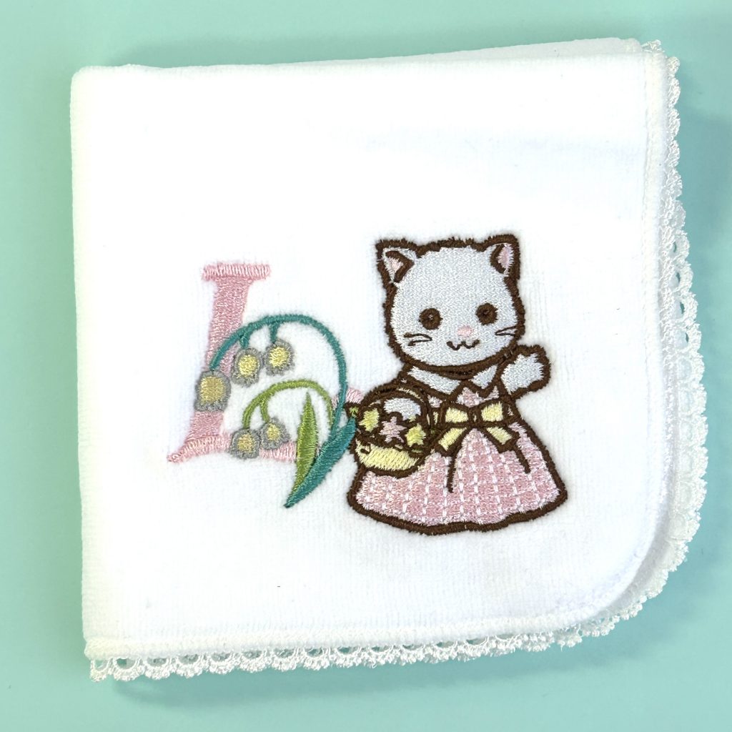 Serviette à main brodée Chat Persan Lyla 40e anniversaire 2025 Familles Sylvanian Calico Critters