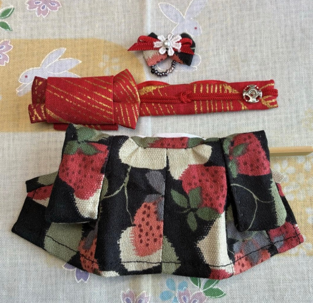 كيمونو أسود بطبعة فراولة للأم مصنوع يدويًا