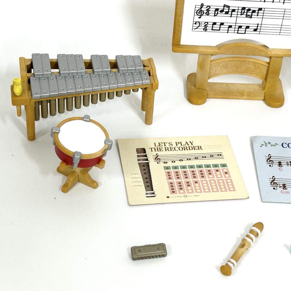 arabic
طقم موسيقى مدرسي مستعمل من Sylvanian Families Calico Critters