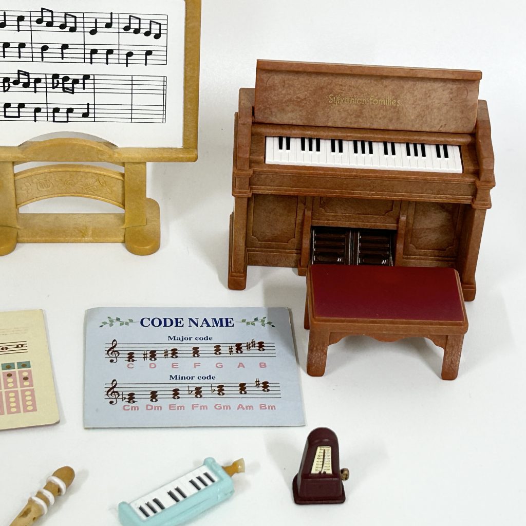 arabic
طقم موسيقى مدرسي مستعمل من Sylvanian Families Calico Critters