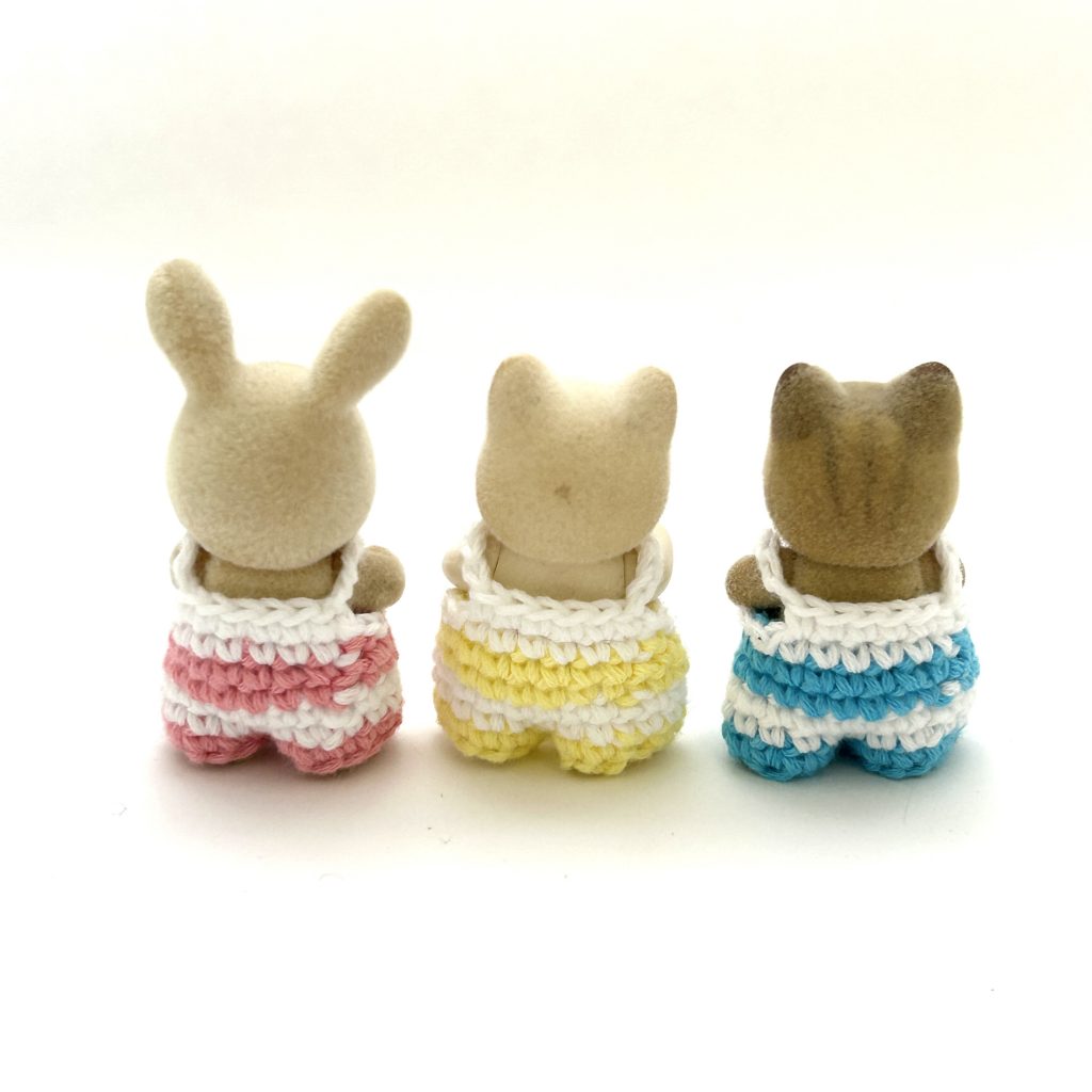 VÊTEMENTS POUR BÉBÉ À RAYURES FAITS À LA MAIN, ENSEMBLE DE 3 PIÈCES, Époque Japon Ne s'applique pas