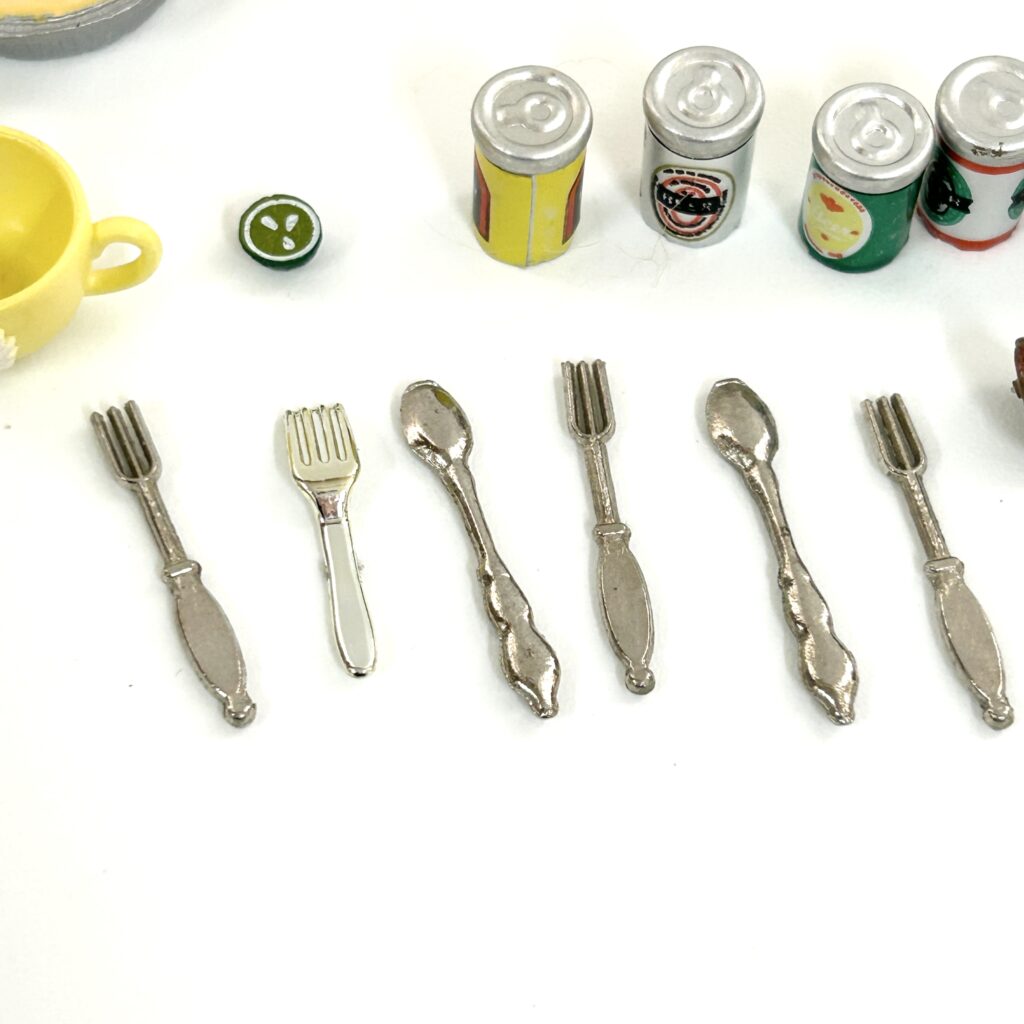 arabic
مستعمل أطباق مصغرة مع طعام بدون علامة تجارية