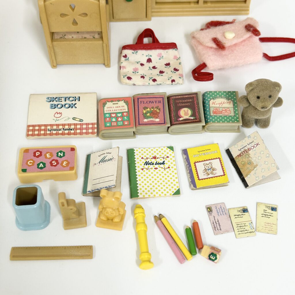 used Escritorio y estantería infantil Sylvanian Families Calico Critters