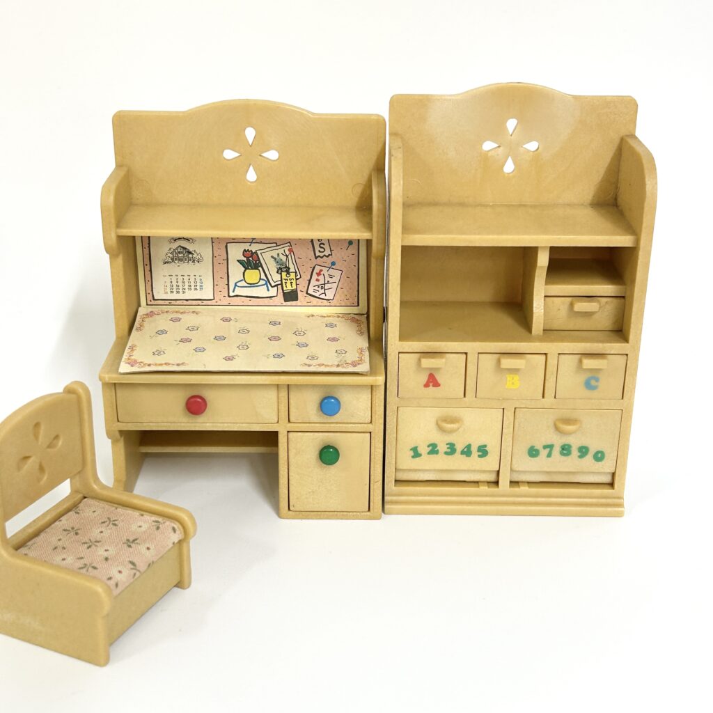 used Escritorio y estantería infantil Sylvanian Families Calico Critters