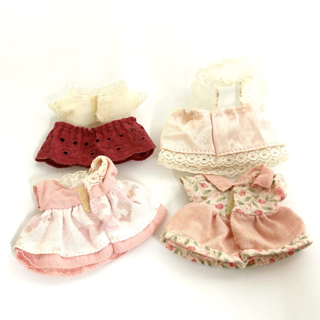 used مجموعة ملابس حمراء ووردية لـ Sylvanian Families Calico Critters