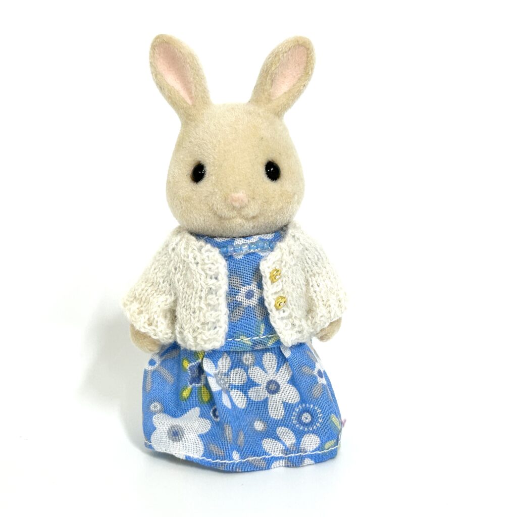 Robe une-pièce bleue et cardigan blanc fait main