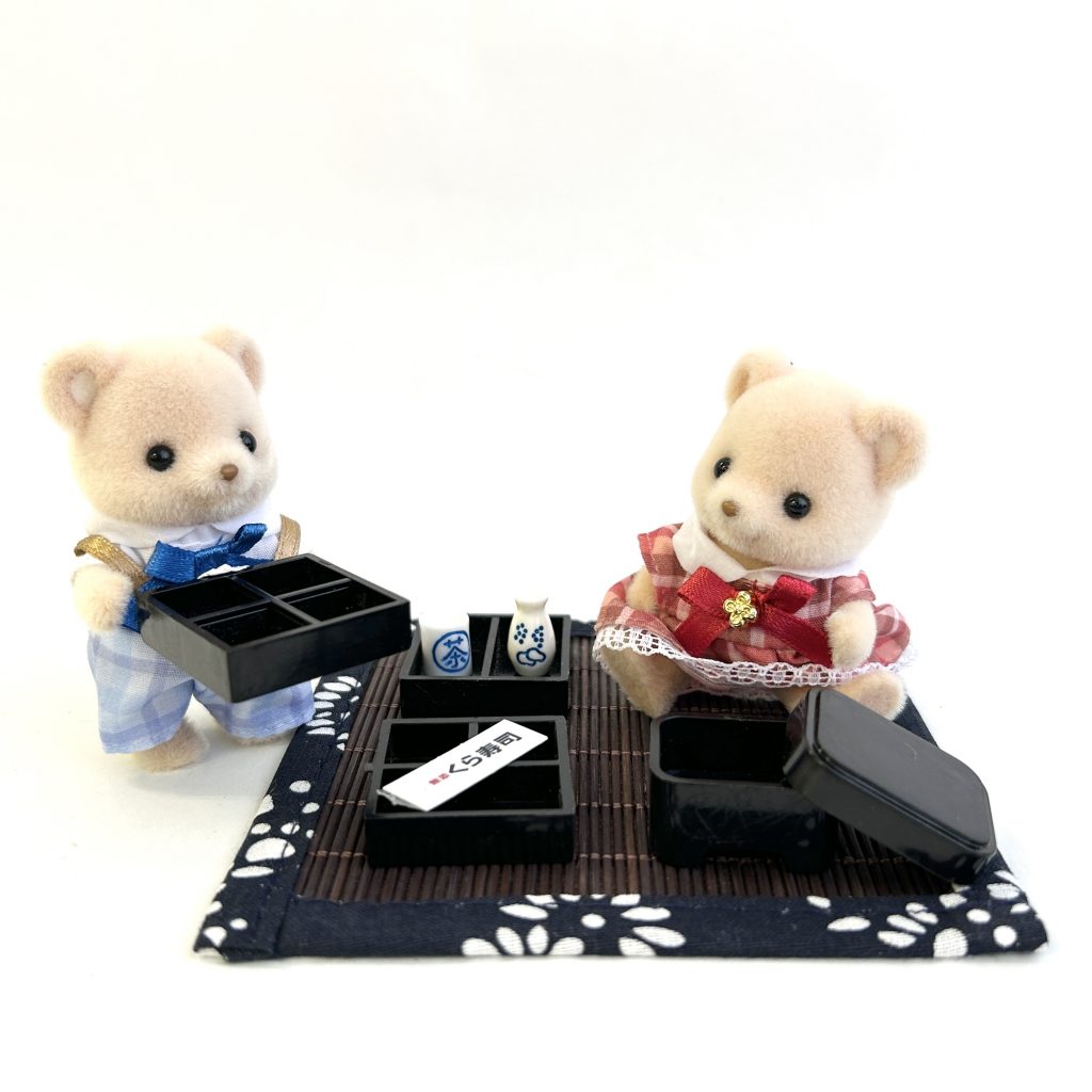 Ensemble japonais : natte en paille, tasse à thé Yunomi, bouteille de saké Tokkuri et boîte à bento