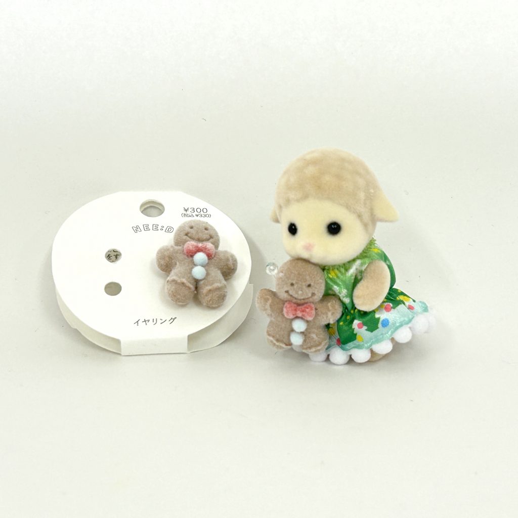Boucles d'oreilles Pain d'épice 3Coins qui s'adaptent parfaitement à la main de la poupée 3COINS
