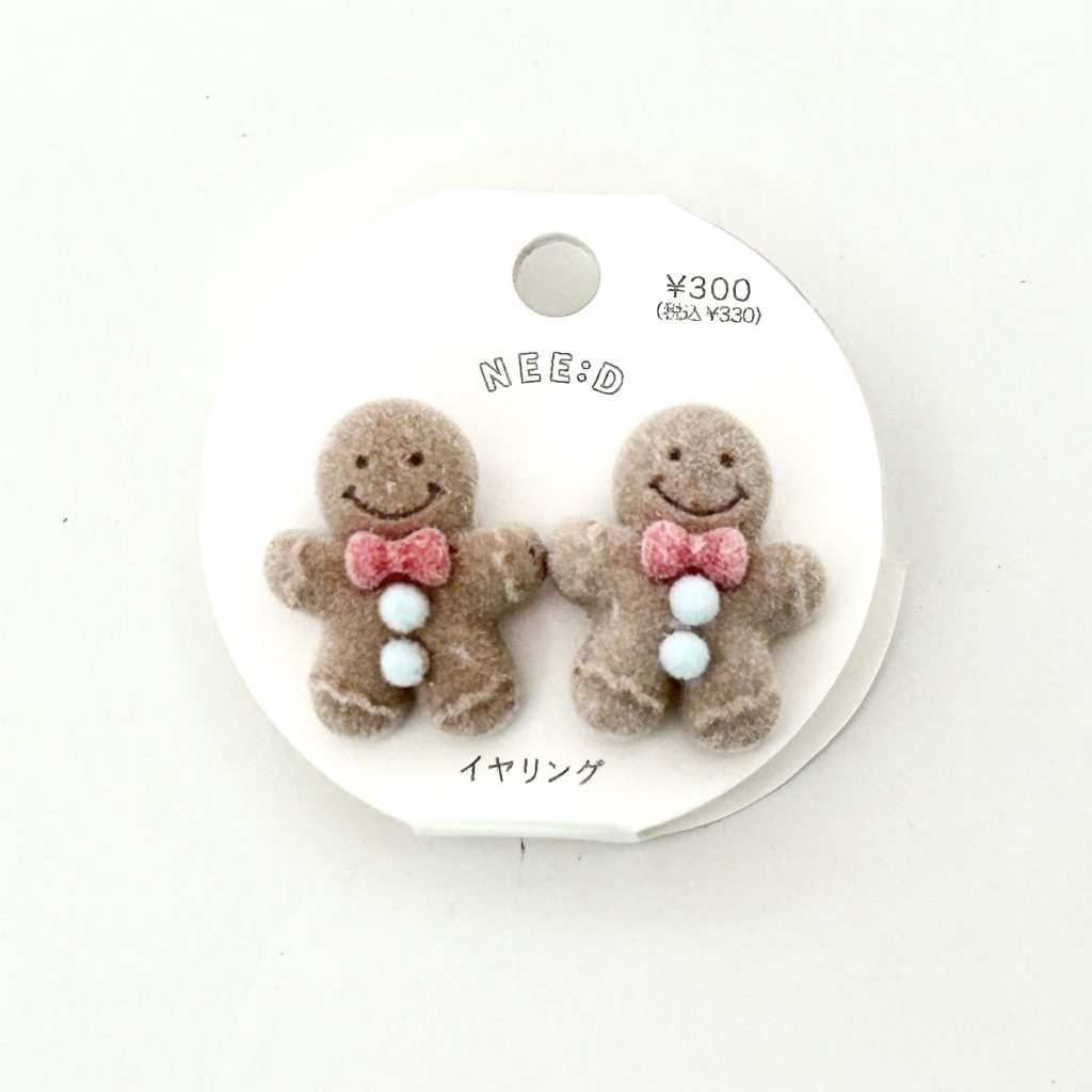 Boucles d'oreilles Pain d'épice 3Coins qui s'adaptent parfaitement à la main de la poupée 3COINS