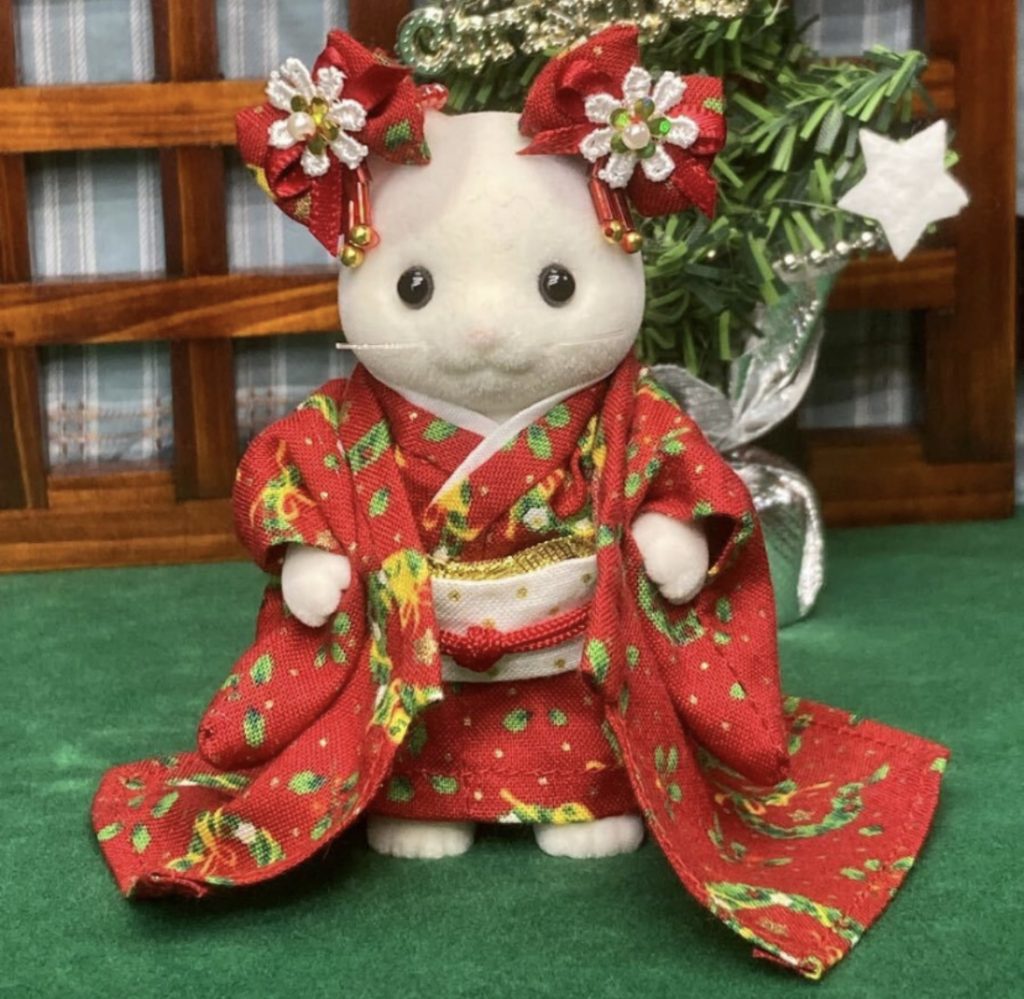 KIMONO CON PATRÓN NAVIDEÑO ROJO PARA MADRES Calico Clitters Sylvanian Families