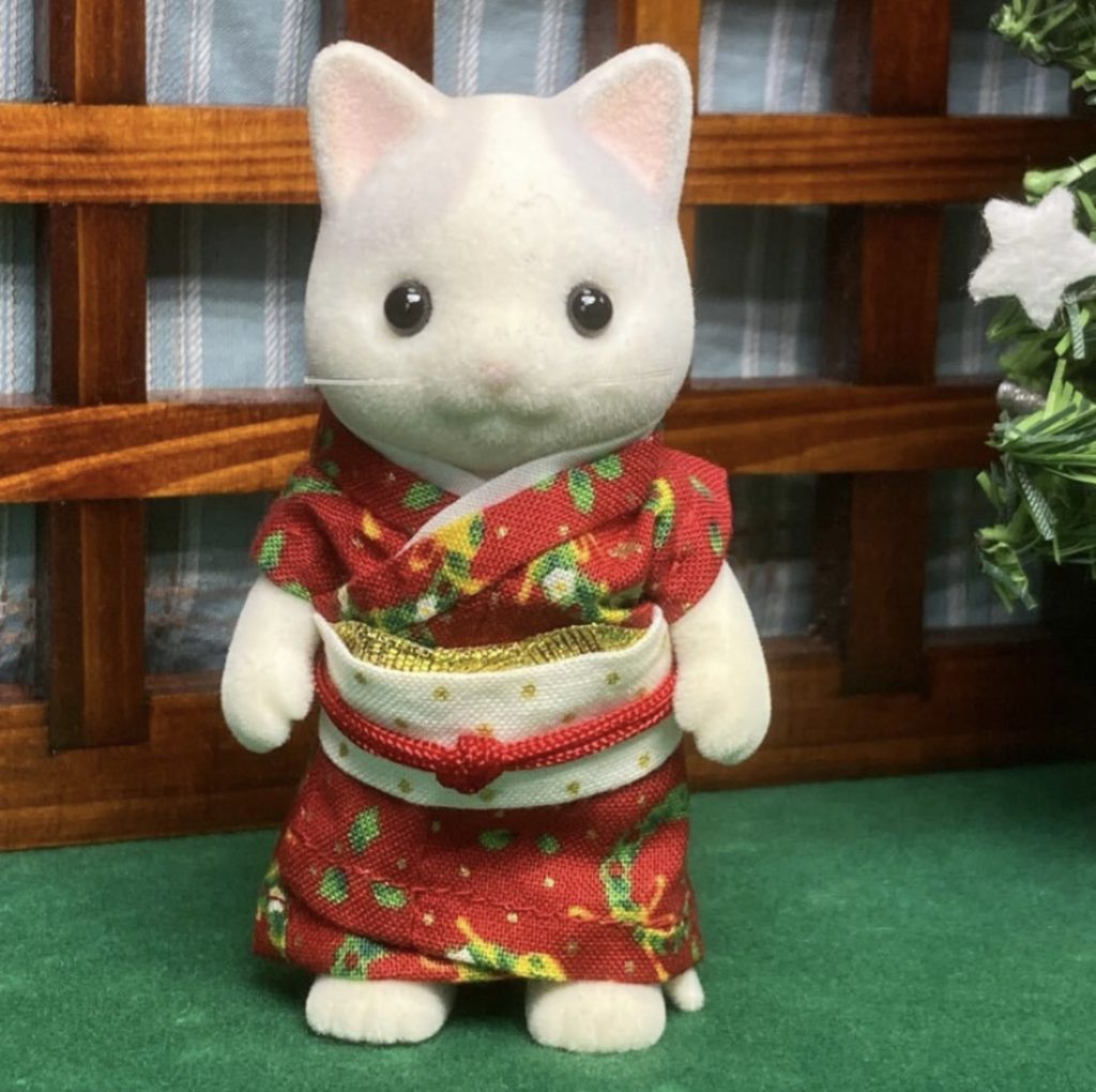KIMONO CON PATRÓN NAVIDEÑO ROJO PARA MADRES Calico Clitters Sylvanian Families