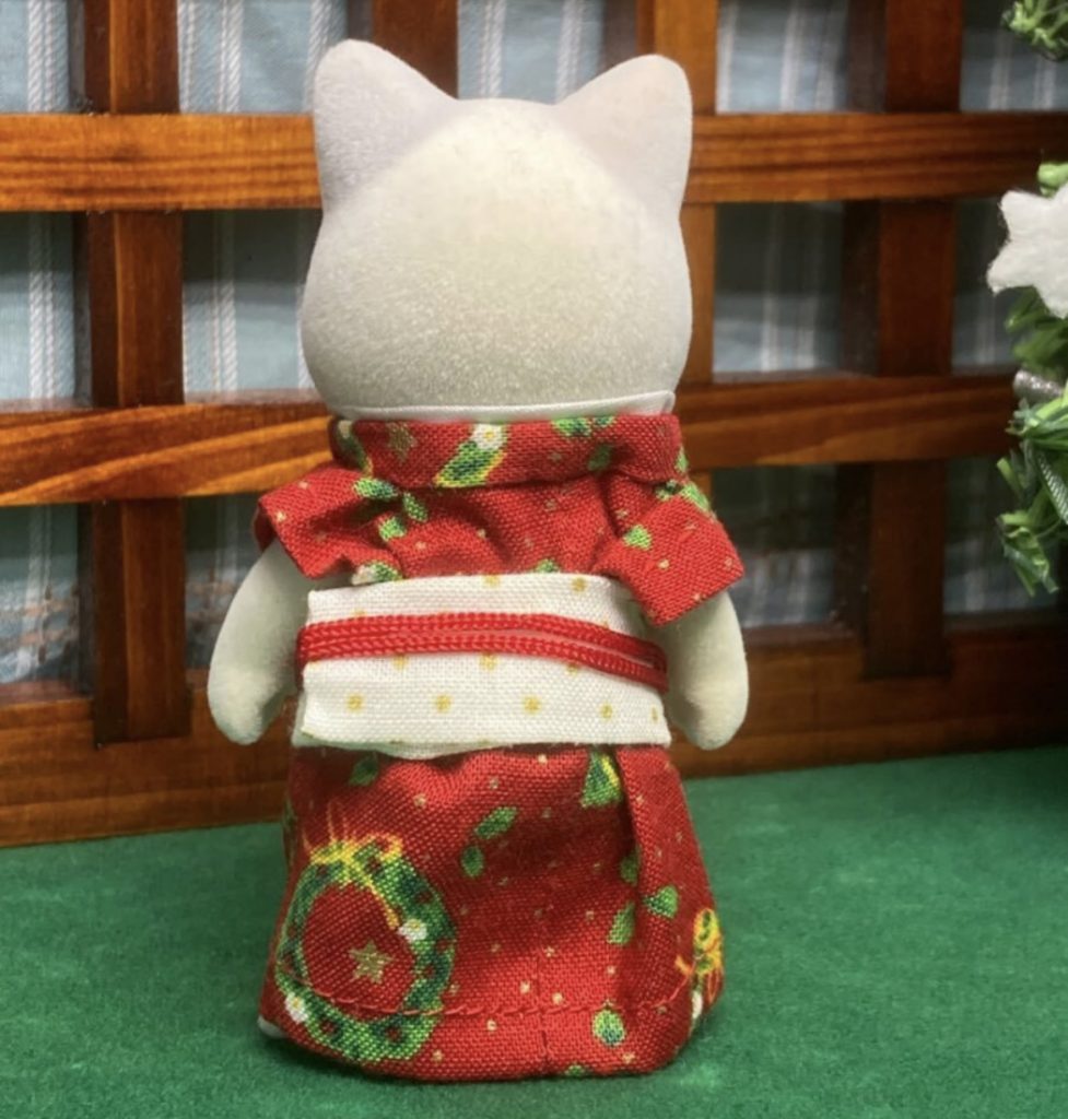 KIMONO CON PATRÓN NAVIDEÑO ROJO PARA MADRES Calico Clitters Sylvanian Families