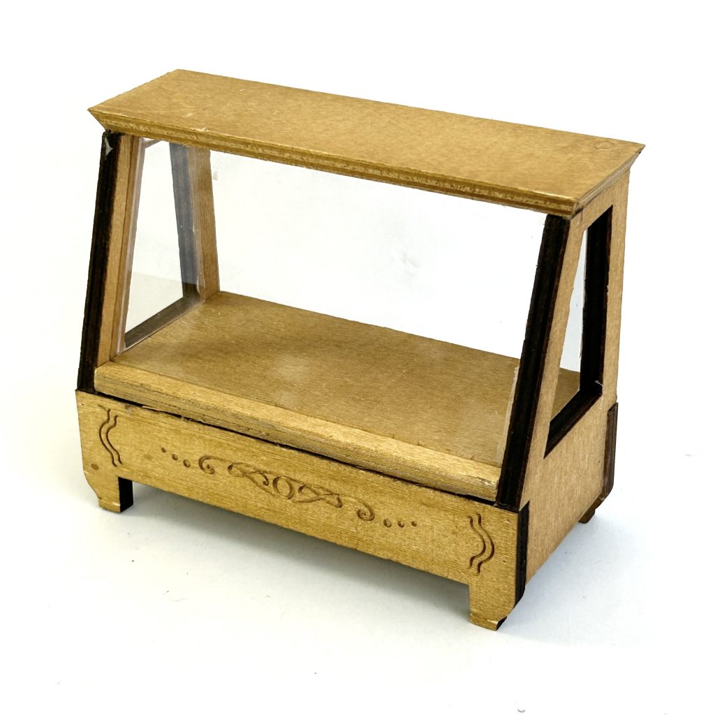 Vitrina miniatura de madera para cocina natural