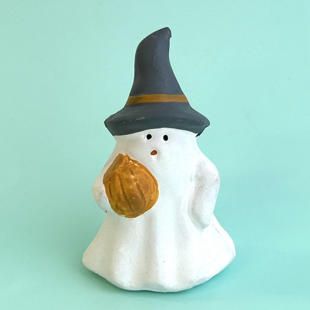 Adorno de resina fantasma de bruja sorprendida naranja de Halloween para cocina natural