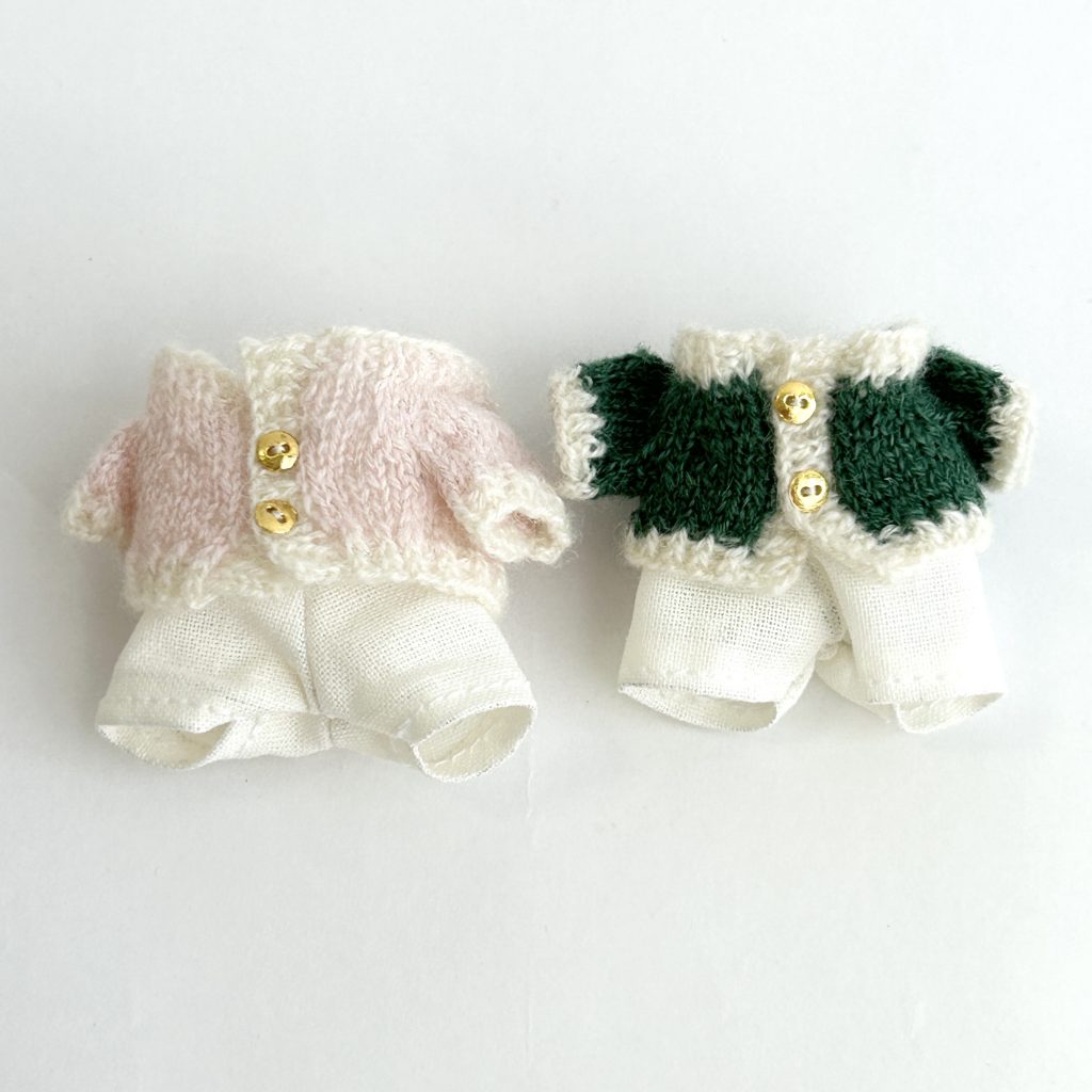 Cardigans roses et verts faits main