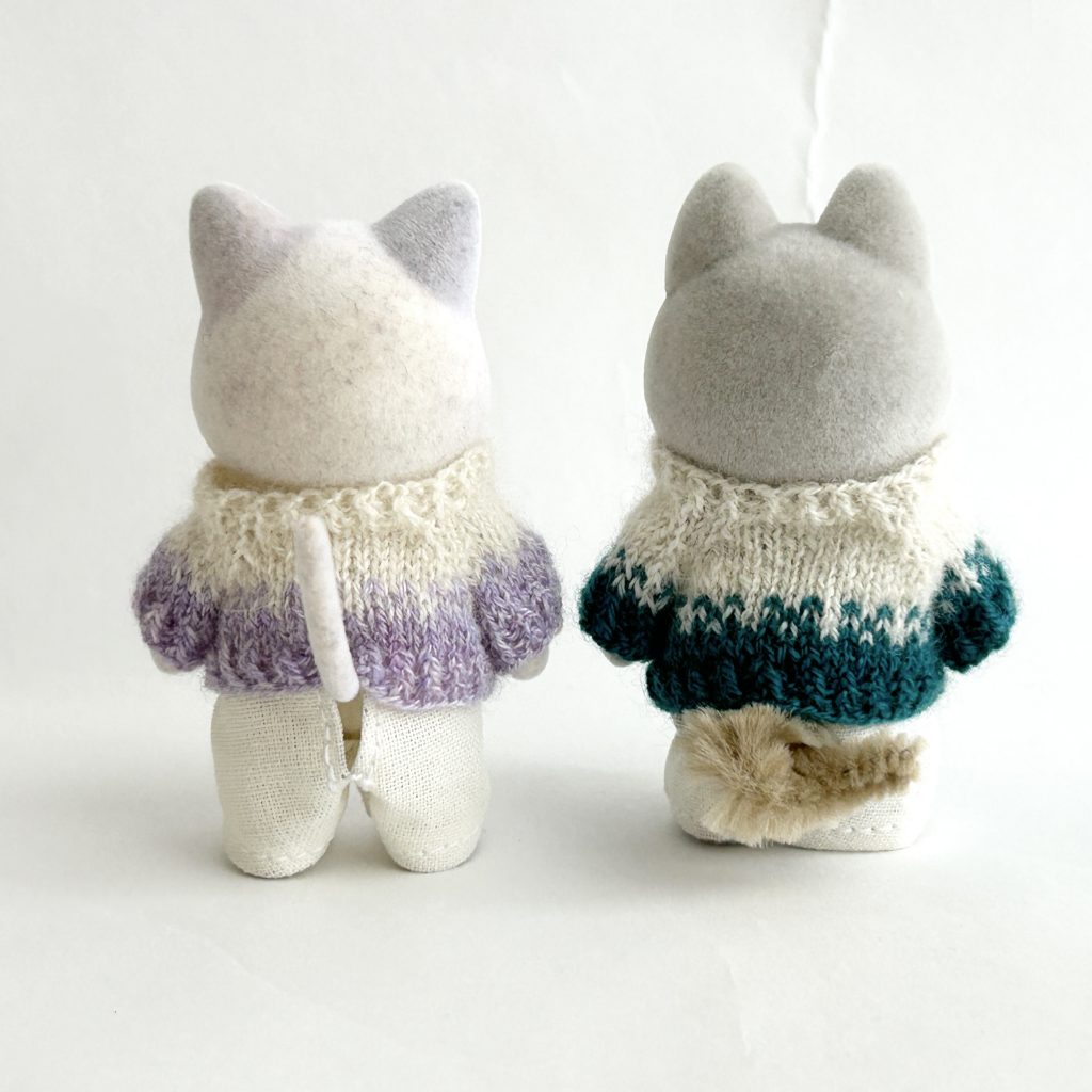 Cardigans faits main en violet et vert
