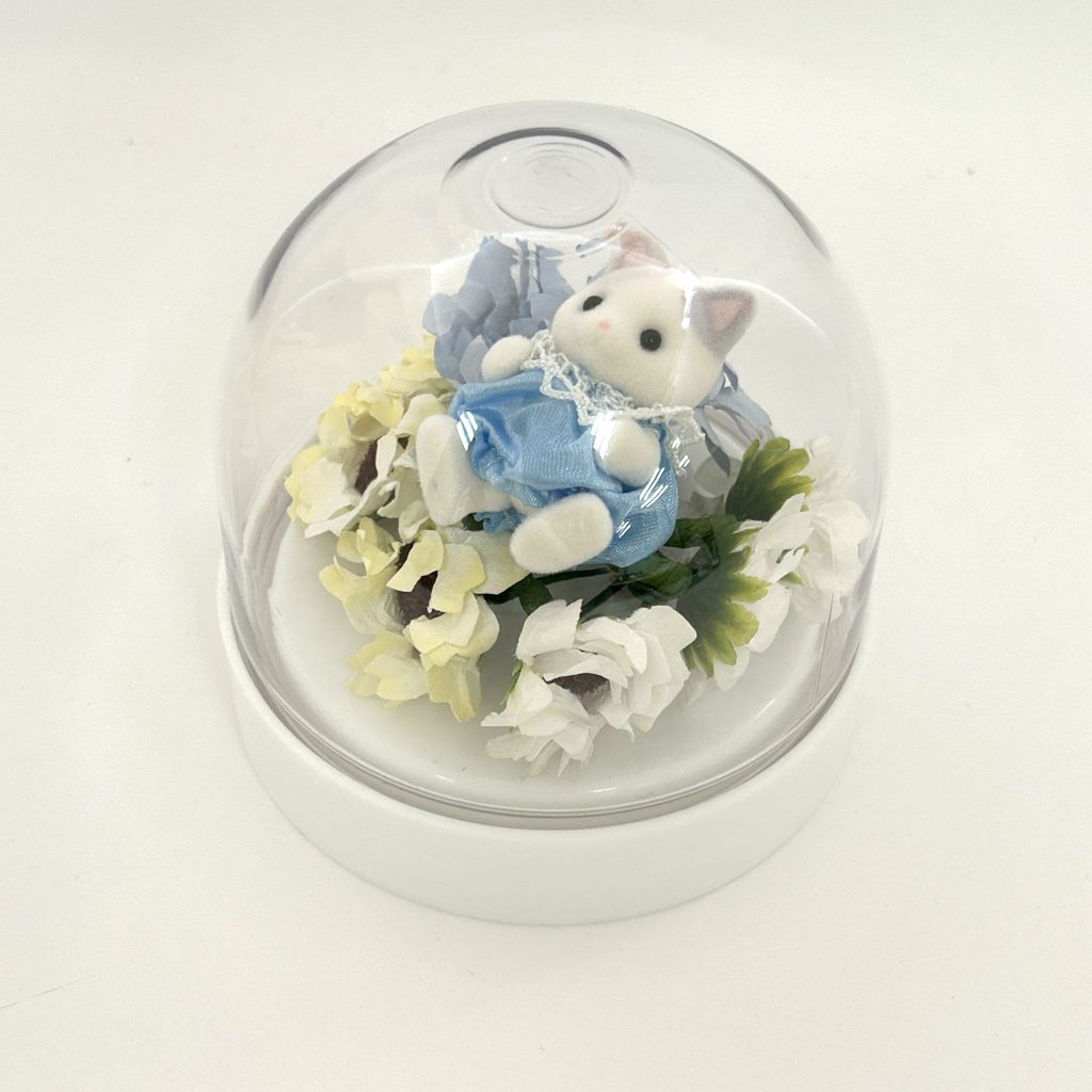 Set de flores artificiales con estuche en forma de cúpula DAISO
